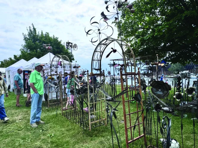 Art on the Rocks, Outback, draws thousands to lakeshore
